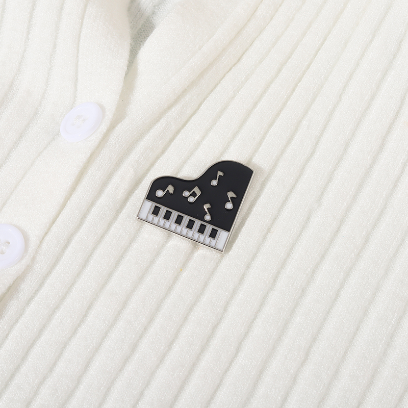 Concert Enamel Pin Piano Violi - Musical Instrument Symbols recension och pris